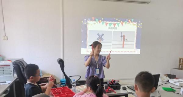 广西教育学院开展机器人教育公益活动，助推人工智能与教育的深度融合